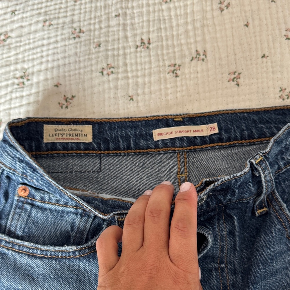 Levi’s - Picture 2 of 4